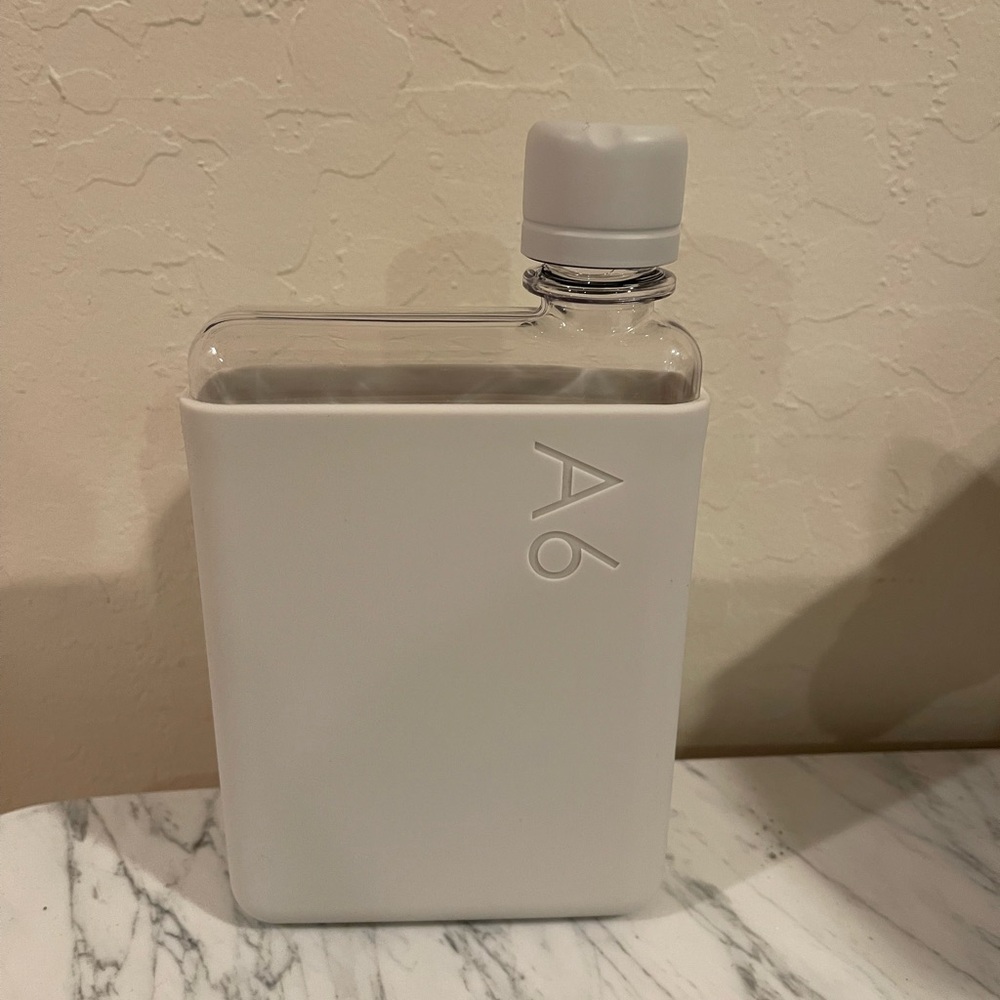 Memobottle A6 White Flat Water Bottle. Like new